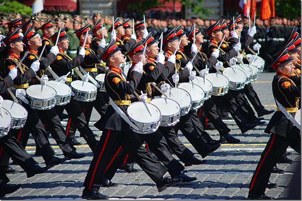 Военные шагают. Марш. Военный марш. Солдаты на параде. Военный оркестр на параде.